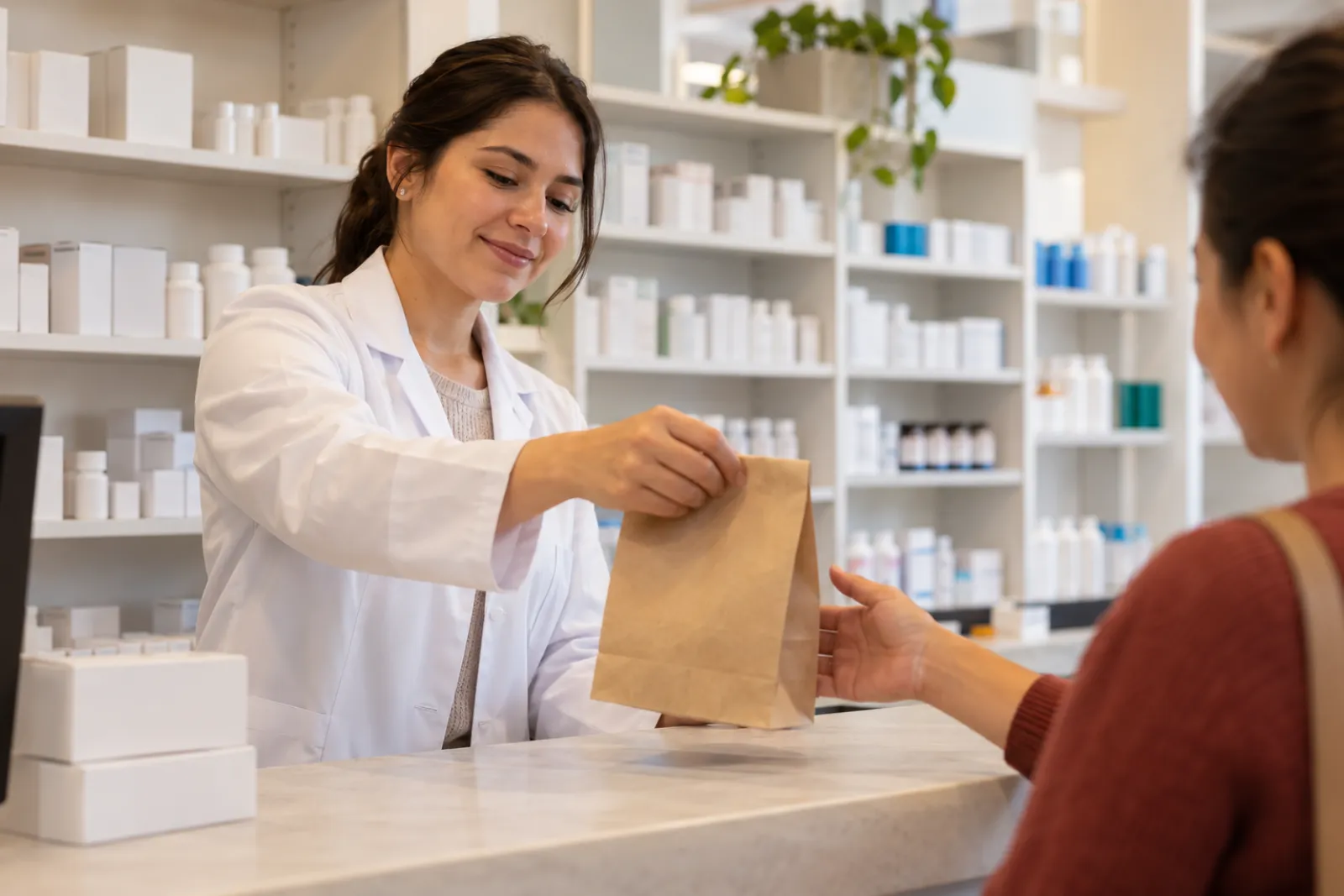 Mostrador de farmacia con medicinas ordenadas